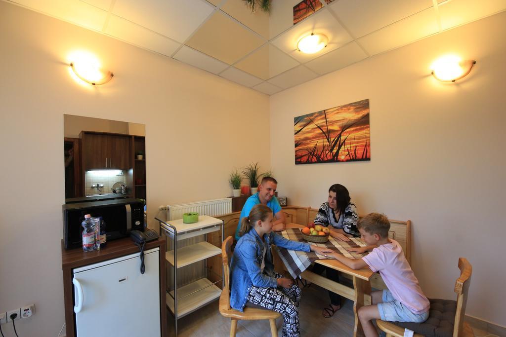 Napraforgo Wellness Haz Es Panzio Bed and Breakfast Pécs Buitenkant foto