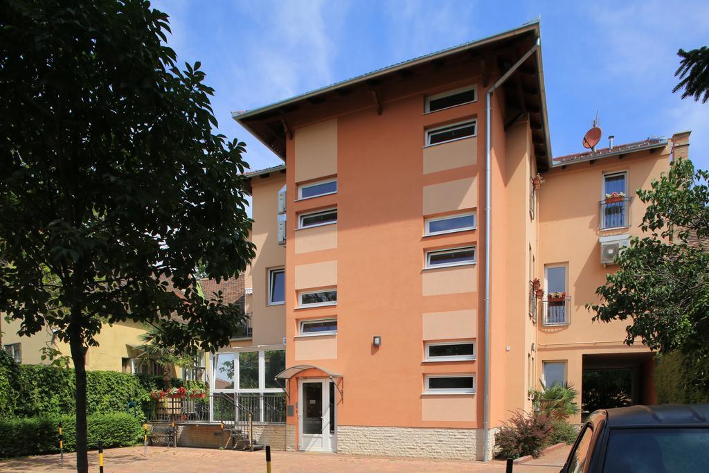 Napraforgo Wellness Haz Es Panzio Bed and Breakfast Pécs Buitenkant foto