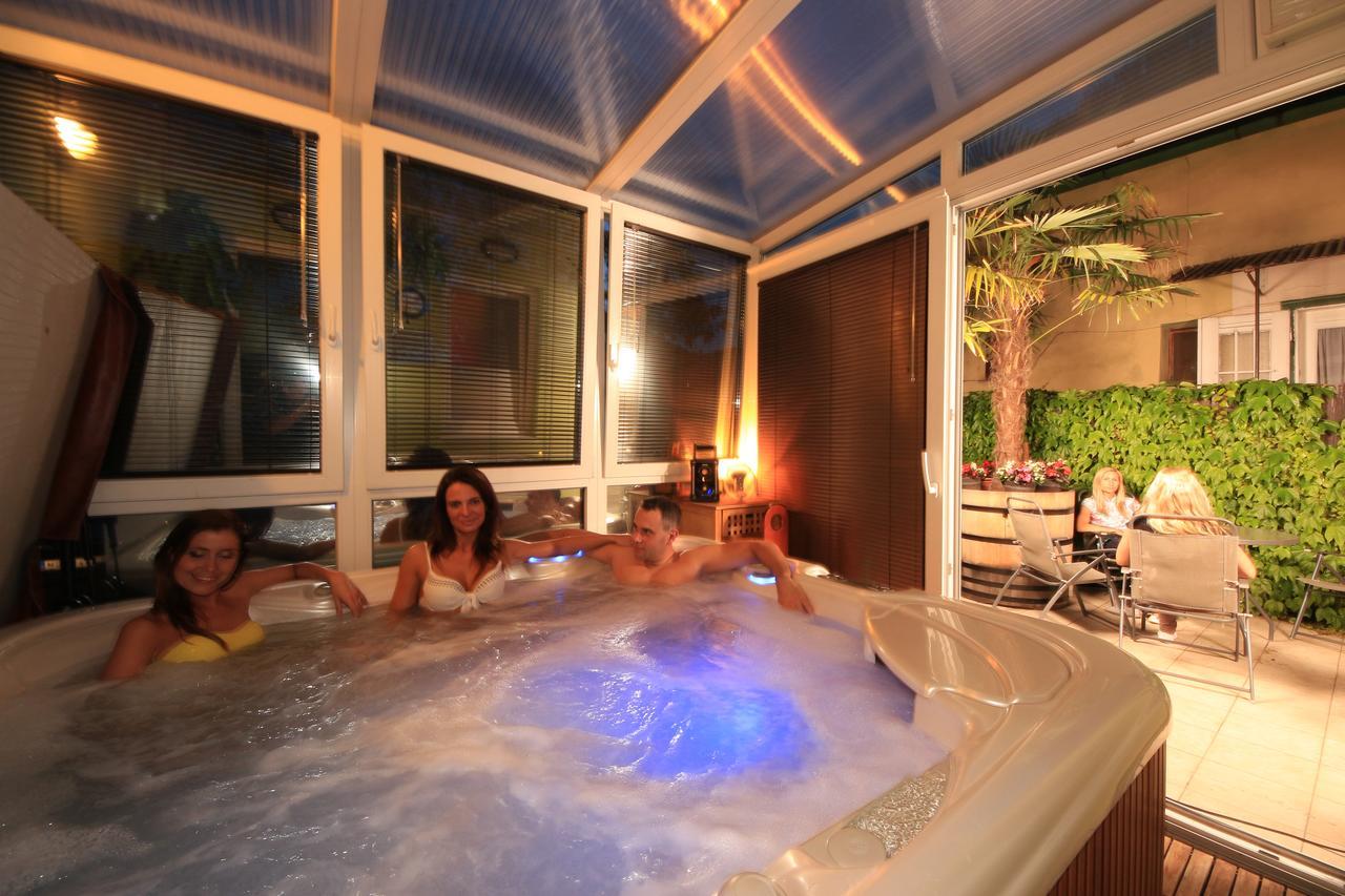 Napraforgo Wellness Haz Es Panzio Bed and Breakfast Pécs Buitenkant foto